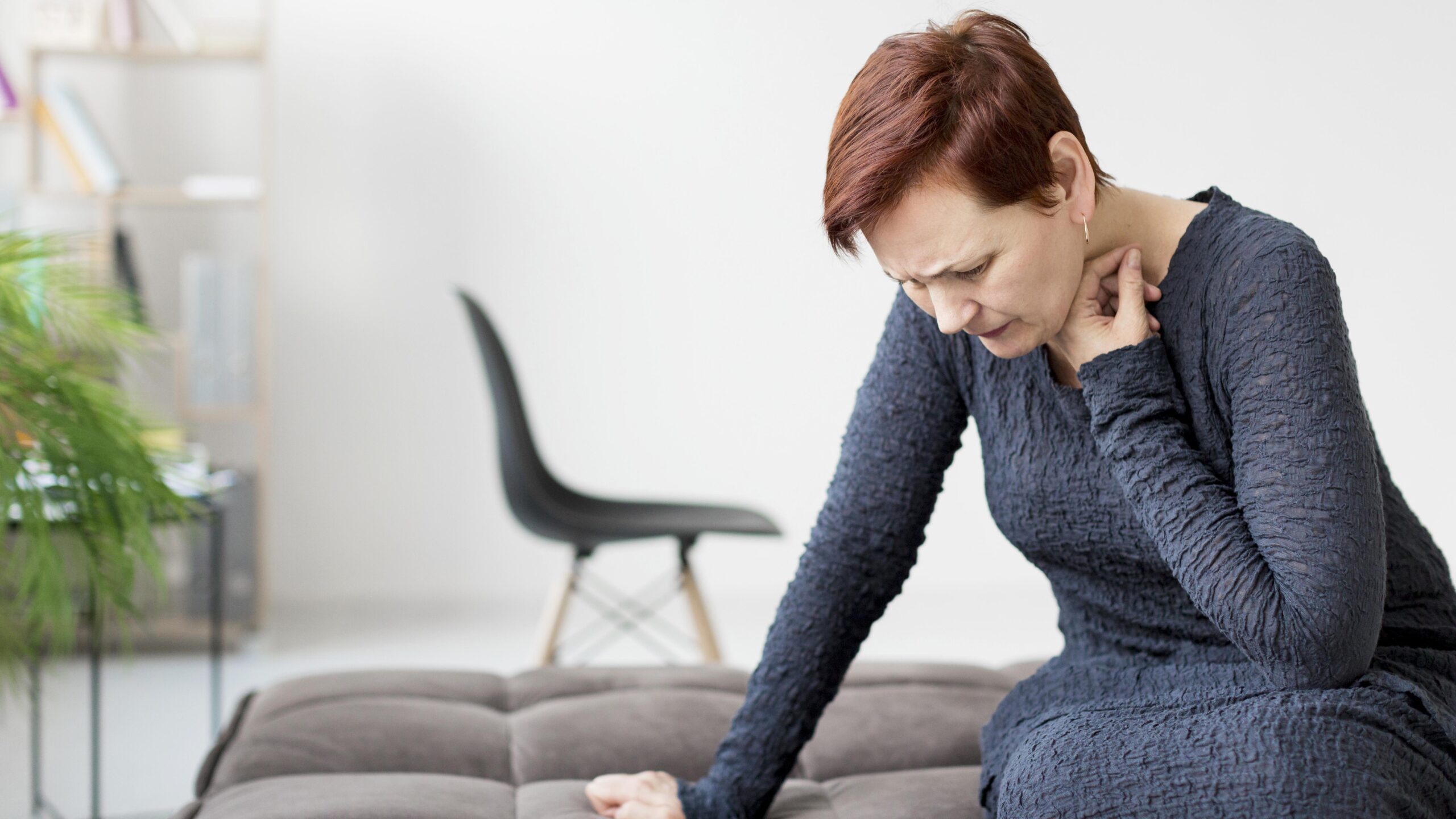 front-view-woman-with-anxiety